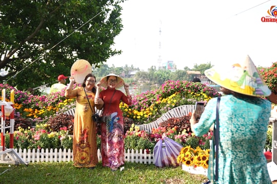 [VIDEO] - Rộn ràng lễ hội giữa lòng phố hoa sưa