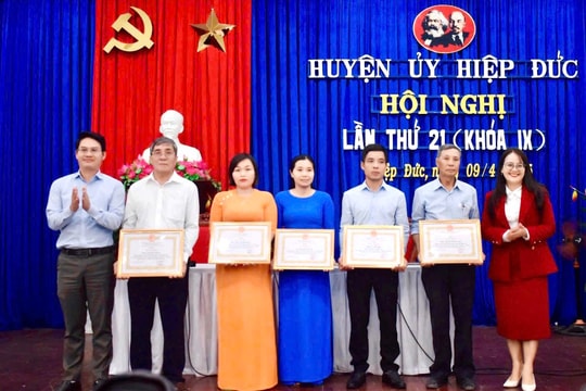 Hiệp Đức khen thưởng 2 tập thể, 5 cá nhân tiêu biểu trong học tập và làm theo Bác