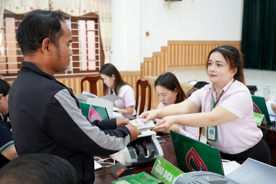 "Cõng" vốn tín dụng chính sách đến với đồng bào Cơ Tu Tây Giang