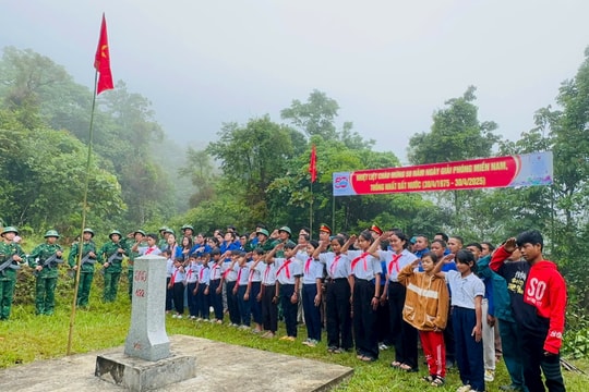 Tổ chức chào cờ trên cột mốc chủ quyền ở vùng biên Tây Giang