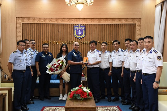 Lực lượng bảo vệ bờ biển Philippines giao lưu tại Bộ Tư lệnh Vùng Cảnh sát biển 2