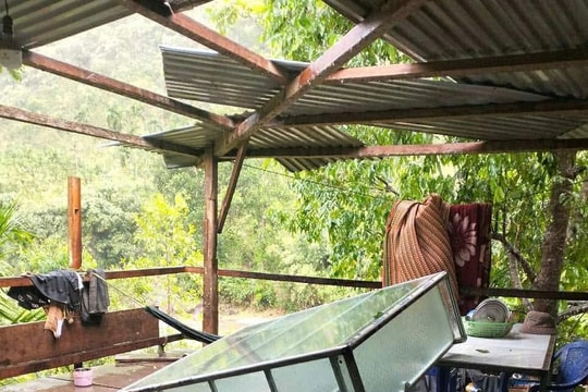 Mưa đá gây hư hại nhiều căn nhà ở xã Trà Leng