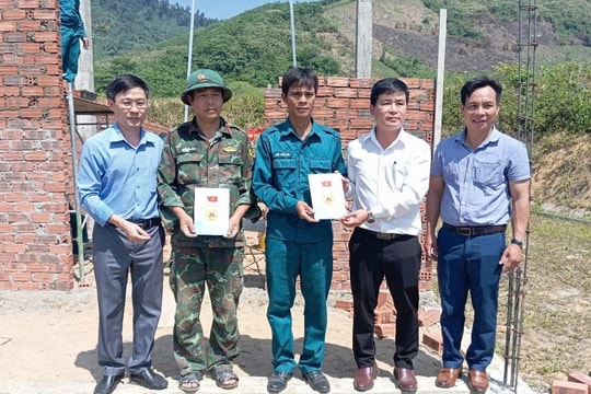 Thăm, động viên lực lượng vũ trang huyện Phước Sơn hỗ trợ xóa nhà tạm