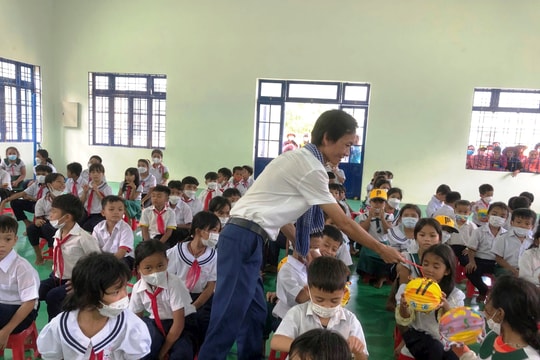 Thầy giáo làm nhang sạch, nâng bước học sinh vượt khó