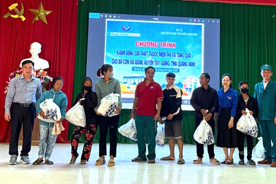 Khám bệnh, cấp phát thuốc miễn phí cho 400 bà con xã Axan