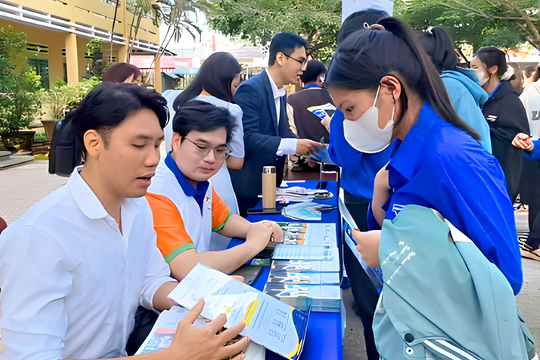 ‏Tư vấn tuyển sinh cho hơn 1.000 học sinh  THPT ở Điện Bàn‏