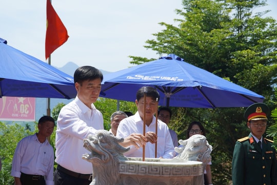 Chủ nhiệm Ủy ban Kiểm tra Trung ương Nguyễn Duy Ngọc dâng hương tại Nhà bia di tích Ban Kiểm tra Khu ủy Khu 5