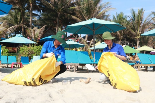 CLB Xanh Quảng Nam ra quân làm sạch bãi biển An Bàng