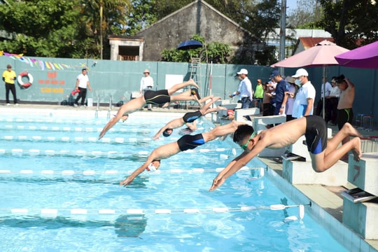 Trường Tiểu học Nguyễn Văn Trỗi và Trường THCS Nguyễn Du đoạt giải nhất toàn đoàn môn bơi lội giải thể thao học sinh TP.Tam Kỳ