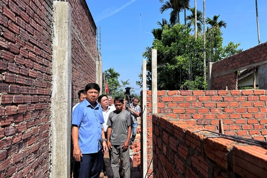 Bí thư Tỉnh ủy Lương Nguyễn Minh Triết kiểm tra công tác xóa nhà tạm tại Đông Giang