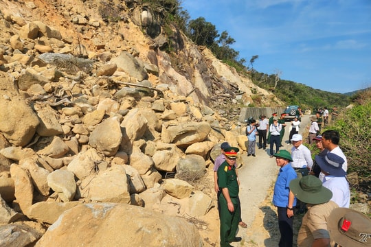 Sạt lở nghiêm trọng ở tuyến đường phía đông Cù Lao Chàm