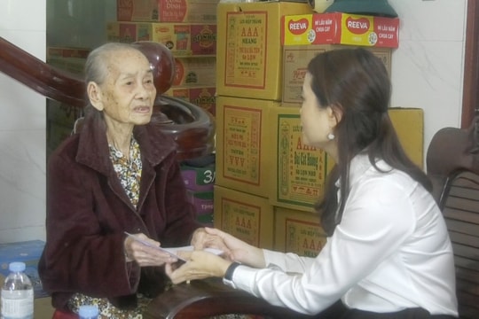 Lãnh đạo huyện Hiệp Đức thăm, tặng quà gia đình chính sách