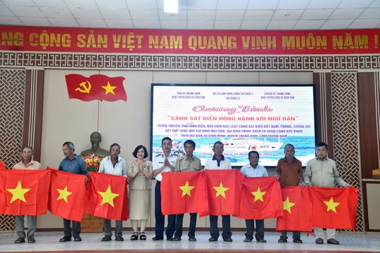 Hải đoàn 21 tuyên truyền chống khai thác IUU cho ngư dân Thăng Bình