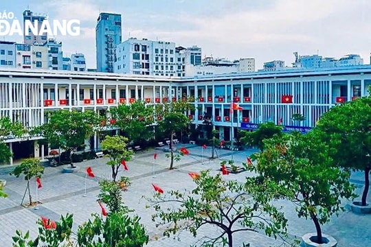 Các trường học hưởng ứng hoạt động treo cờ Tổ quốc dịp lễ 30-4