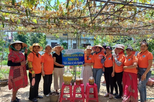 Phụ nữ Cẩm Thanh với mô hình "Chi hội phụ nữ 5 không 3 sạch xây dựng nông thôn mới"