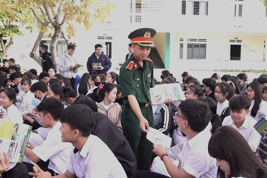 Ban tuyển sinh Bộ Quốc phòng tư vấn tuyển sinh quân sự cho học sinh THPT huyện Thăng Bình