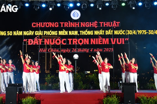 Đồng diễn dân vũ mừng ngày non sông liền một dải