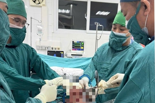 Phẫu thuật thay khớp háng chuôi dài có xi măng cho cụ bà 95 tuổi