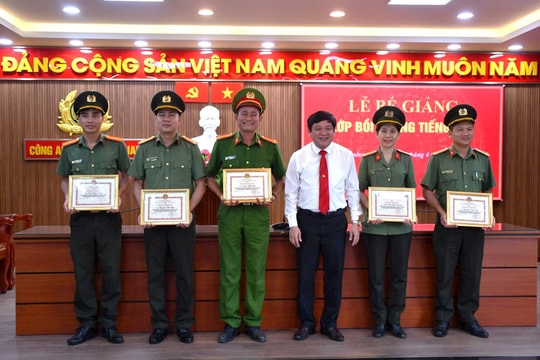 Công an Quảng Nam tổ chức lễ bế giảng lớp bồi dưỡng tiếng Lào cho cán bộ lãnh đạo, chỉ huy