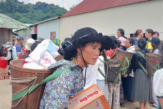 Tặng nhiều suất quà cho người dân biên giới Tây Giang