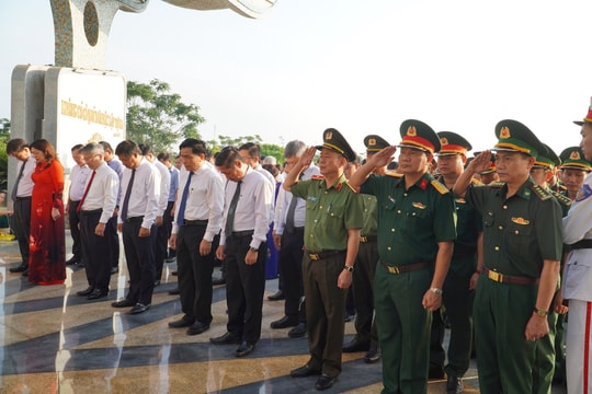 Lãnh đạo tỉnh Quảng Nam dâng hoa, dâng hương tri ân các anh hùng liệt sĩ, Bà mẹ Việt Nam anh hùng