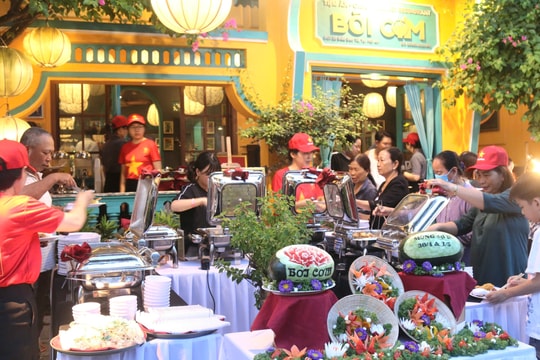 Ấm áp tiệc buffet cho người khó khăn