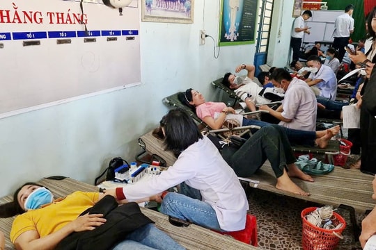 Núi Thành tôn vinh 13 gia đình, 65 cá nhân hiến máu tình nguyện tiêu biểu