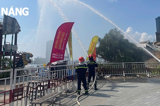 Thực tập phương án chữa cháy và cứu nạn cứu hộ tàu du lịch trên sông Hàn