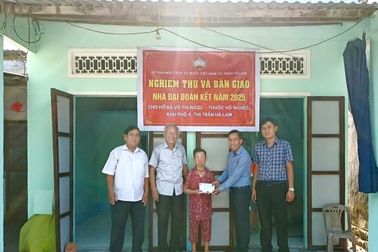 Thị trấn Hà Lam bàn giao nhà đại đoàn kết cho hộ nghèo