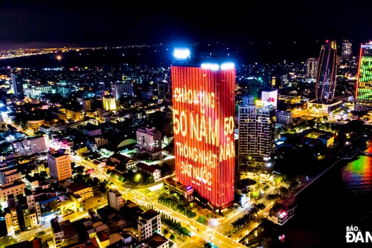 Thành phố rực sắc cờ hoa mừng ngày thống nhất đất nước