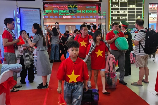 Đôi tàu Thống Nhất hội ngộ ở Đà Nẵng, hành khách xúc động khi được đón trong cờ hoa rực rỡ