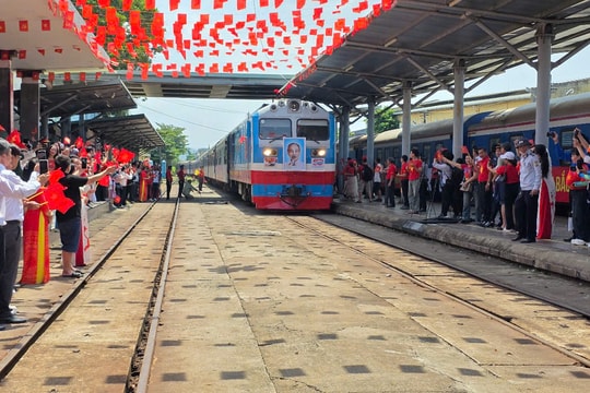 Đà Nẵng đón và tiễn hàng ngàn hành khách trên đoàn tàu Thống Nhất ngày 30/4