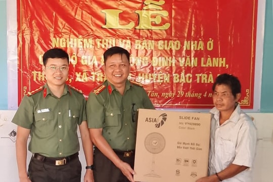 Công an Quảng Nam bàn giao nhà nhân ái cho người dân xã Trà Tân