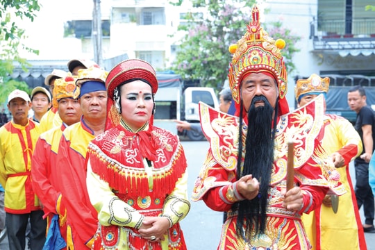 Hành trình nghi lễ và sân khấu