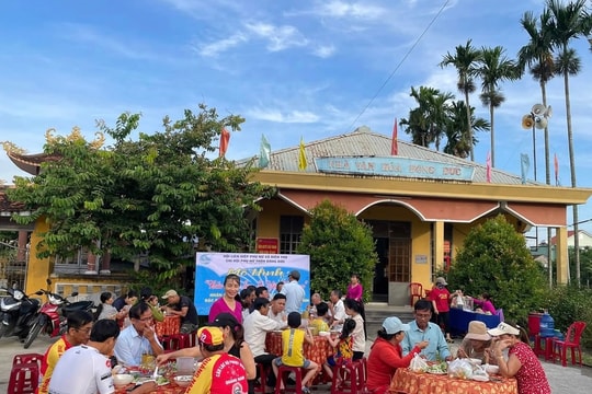 Phụ nữ Điện Bàn san sẻ yêu thương với trẻ em nghèo