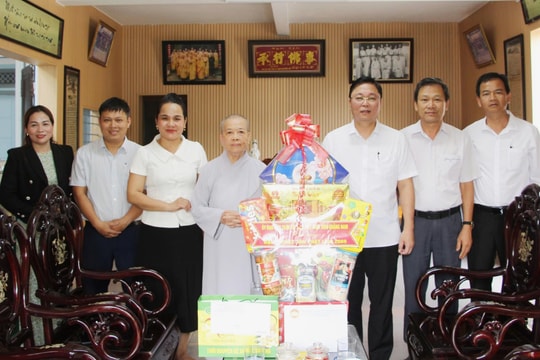 Chủ tịch Ủy ban MTTQ Việt Nam tỉnh Lê Trí Thanh thăm, chúc mừng Đại lễ Phật đản Phật lịch 2569