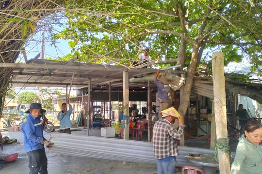 Hai hộ dân xã Bình Quý bàn giao mặt bằng dự án quốc lộ 14E trước khi cưỡng chế