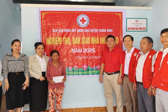 Bàn giao "Nhà nhân đạo" cho hộ cận nghèo