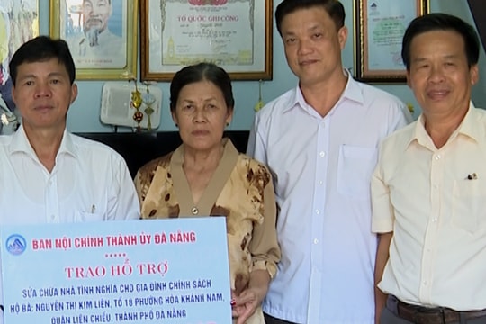 Ban Nội chính Thành ủy trao hỗ trợ sửa chữa nhà cho hộ nghèo