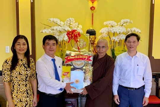 Ban Tuyên giáo và Dân vận Tỉnh ủy Quảng Nam thăm, chúc mừng Đại lễ Phật đản