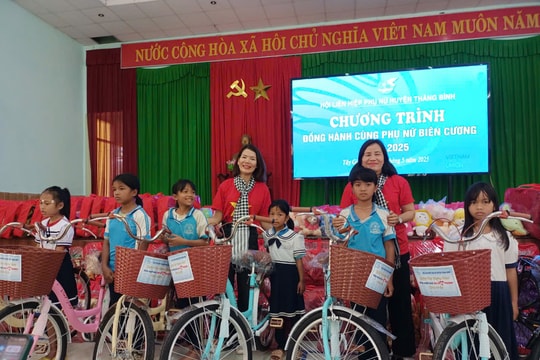 Phụ nữ Thăng Bình tặng quà người dân và học sinh xã biên giới A Nông