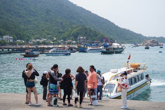 Hội An vận động du khách và ngư dân mang rác thải về bờ