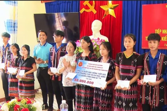 Ủy ban Kiểm tra Thành ủy TP.Hồ Chí Minh tặng quà tại Trường THPT Tây Giang