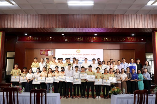 Trường Cao đẳng Quảng Nam trao 42 suất học bổng cho sinh viên