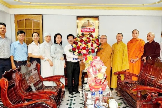 Lãnh đạo thị xã Điện Bàn thăm cơ sở thờ tự Phật giáo