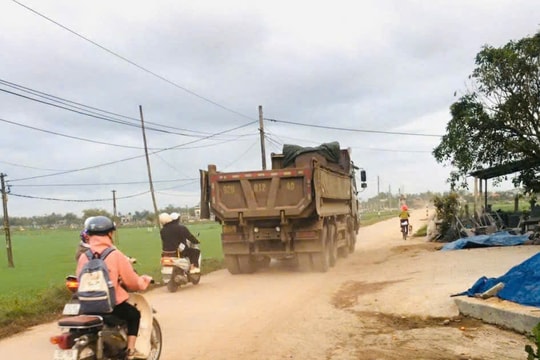 Xe tải trọng lớn "băm nát" đường giao thông ở Duy Thành