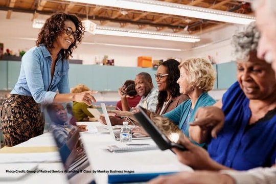 Người cao tuổi tiếp cận công nghệ số