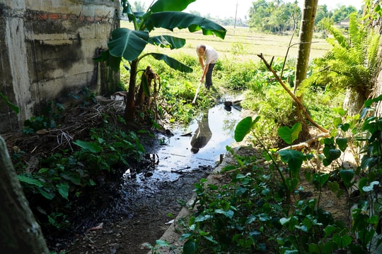 Mương thoát nước thu hẹp, dân đề nghị địa phương giải quyết