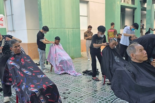 Cắt tóc miễn phí cho bệnh nhân khó khăn