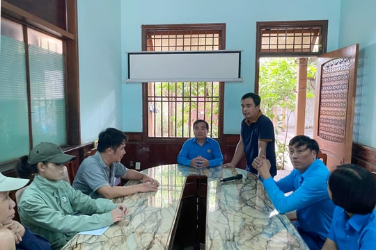Liên đoàn Lao động tỉnh Quảng Nam tặng quà công nhân khó khăn